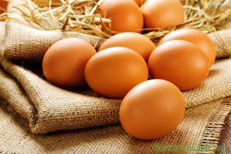 Trứng gà cung cấp chất dinh dưỡng, giúp se khít lỗ chân lông 