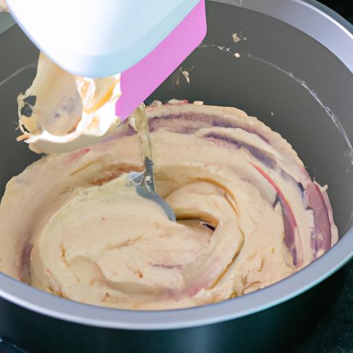 Dãy hình ảnh từng bước thực hiện việc làm bánh Keto đơn giản, gồm trộn các nguyên liệu khô và ướt, đổ bột vào khuôn bánh, và bánh đã nướng hoàn chỉnh.