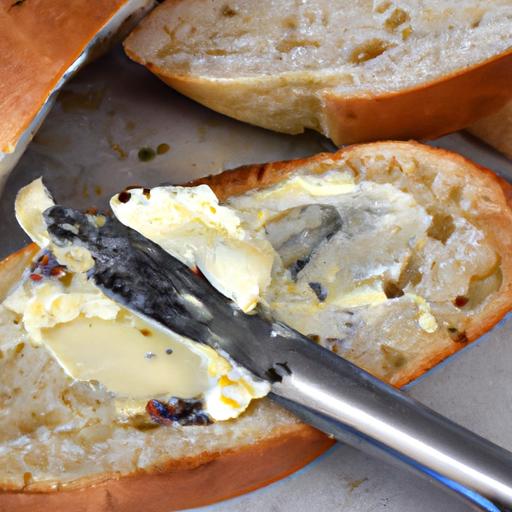 Chuẩn bị bằng cách thoa bơ tỏi lên bề mặt bánh mì và nướng cho đến khi chín và thơm.
