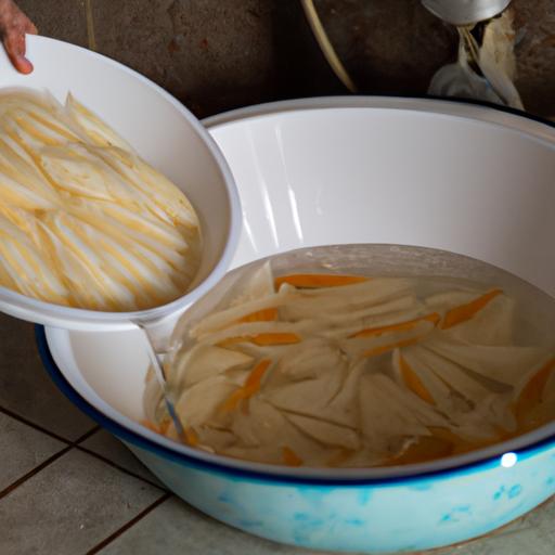 Hướng dẫn từng bước về cách chuẩn bị và xử lý nguyên liệu cho bánh gối, bao gồm việc rửa sạch, thái nhỏ và trộn.