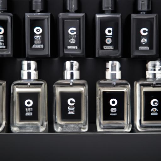 Một bộ sưu tập các chai nước hoa nam Chanel được sắp xếp thành một hàng.