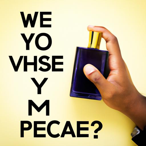Người cầm chai nước hoa Versace Pour Homme và đặt câu hỏi