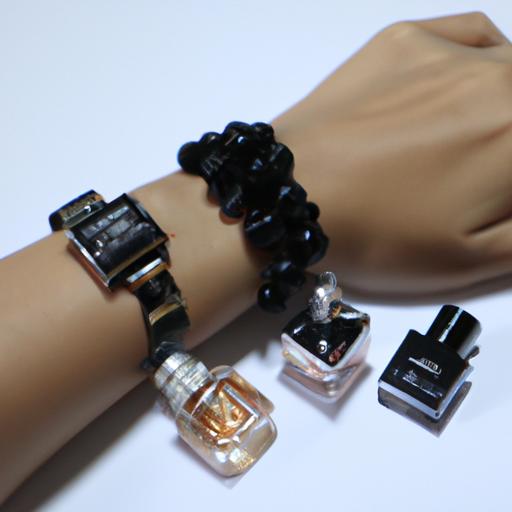Một người đang thử nhiều loại nước hoa Chanel đen khác nhau trên cổ tay